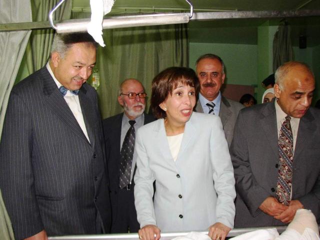 Princes Basma during her visit to JUH,2005.
She is surprised to the patient family story
on her left side President of the university Professor Alhuneiti